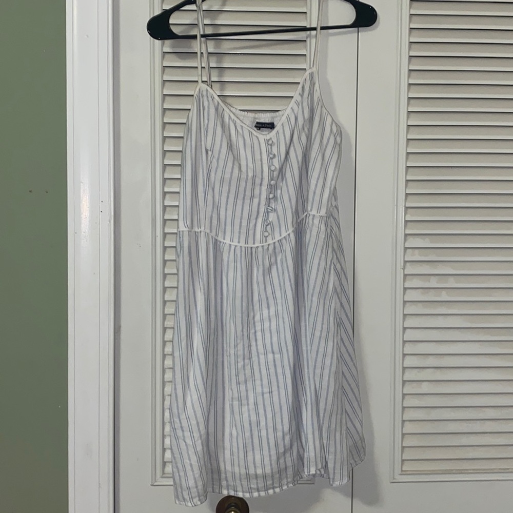 This is a dress from Abeecrombie & Fitch. Its and XL and fits super nicely.